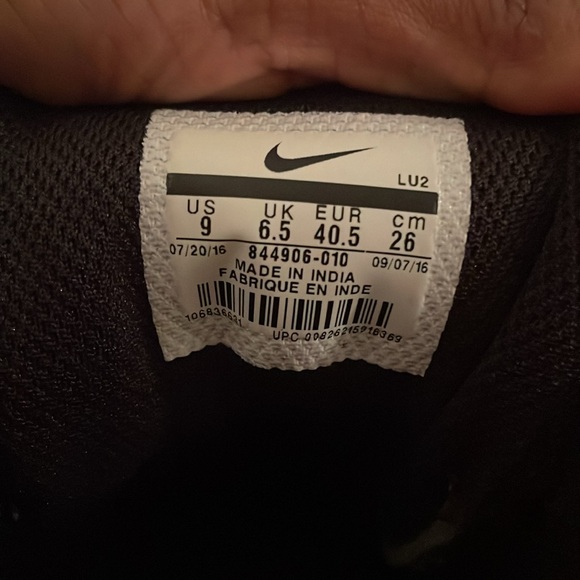 Nike shoes, black and white. - Picture 4 of 4